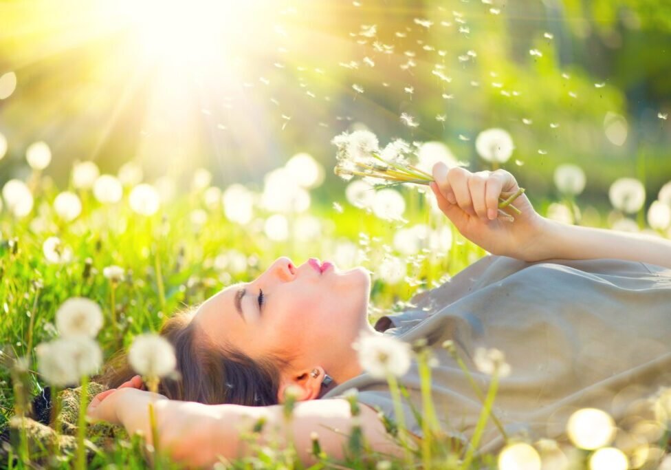 Beautiful,Young,Woman,Lying,On,The,Field,In,Green,Grass